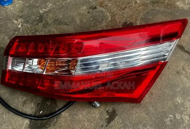 Toyota Avalon 2014 Taillight Pair · Photo 1