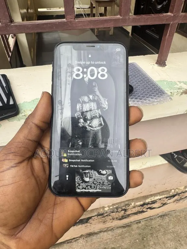 Apple iPhone XR 64 GB Black · Photo 1