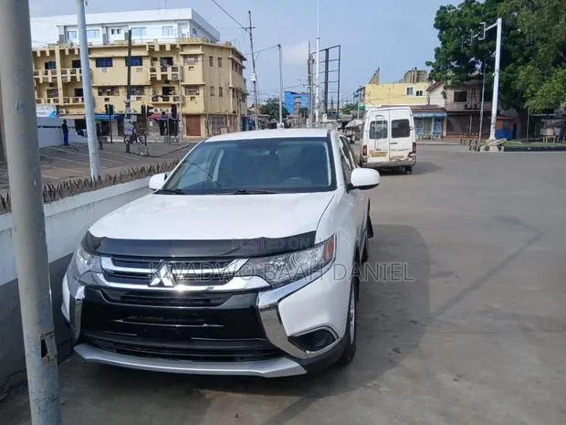 Mitsubishi Outlander 2018 White · Photo 1