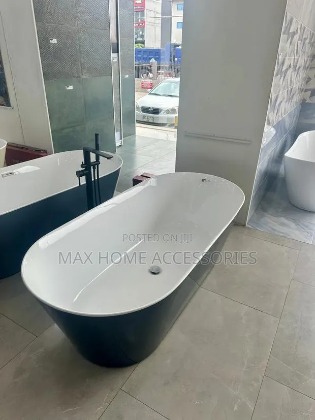 Black Bath Tub · Photo 1
