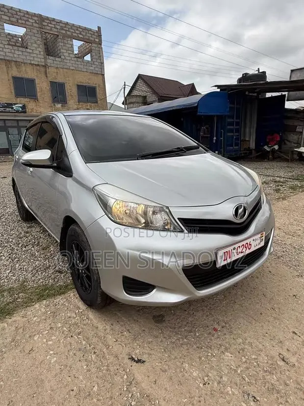 Toyota Vitz 2012 Silver · Photo 1