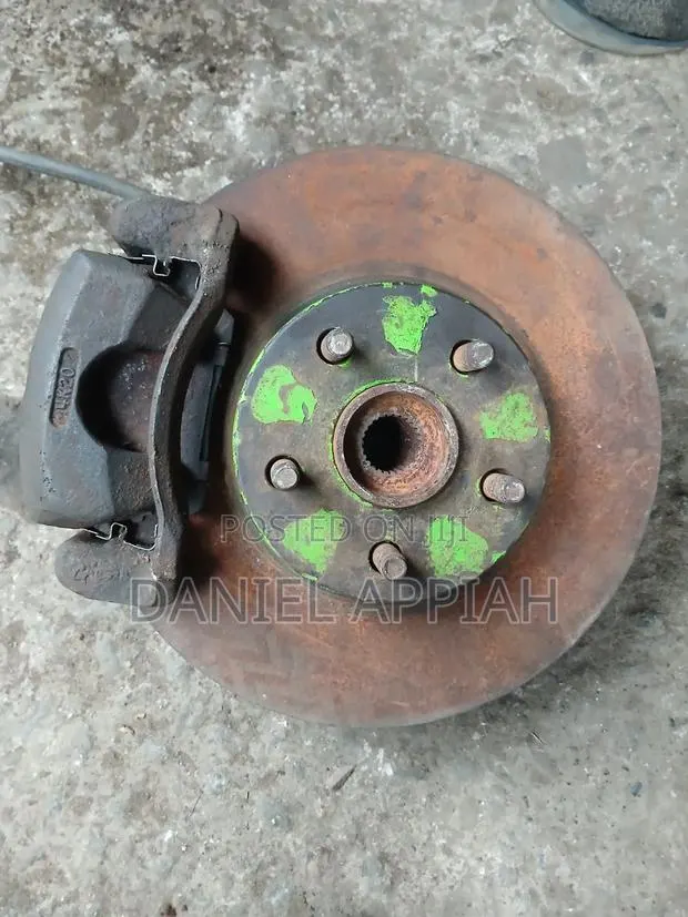 Toyota Corolla S (2003 - 2008) Front Hub · Photo 1