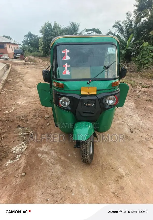 Bajaj RE 2025 Green · Photo 1