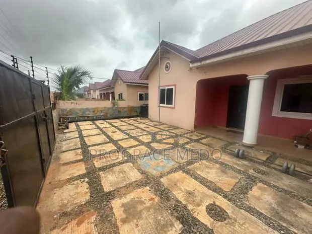 Furnished 2bdrm Bungalow in Adom Estate, Dawhenya for sale · Photo 1