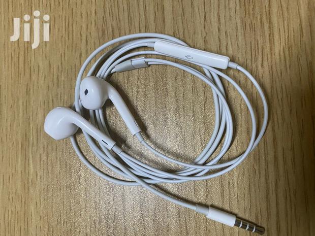 Apple Earhuds 3.5 Jack for iPhone Samsung and All Smart Fons · Photo 1