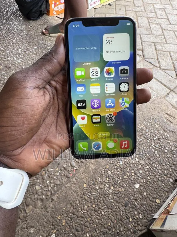 Apple iPhone X 64 GB White · Photo 1