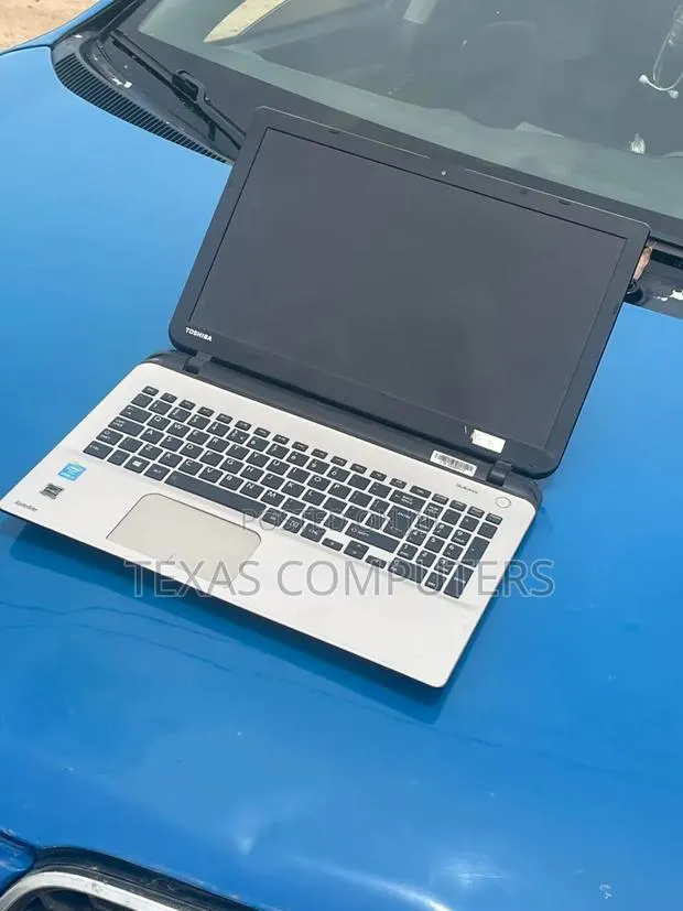 Laptop Toshiba Satellite C675D 8GB Intel Core i7 HDD 500GB · Photo 1