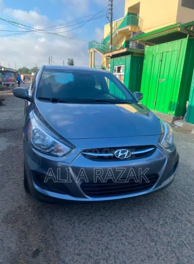 Hyundai Accent SE Hatchback 2016 Gray · Photo 1