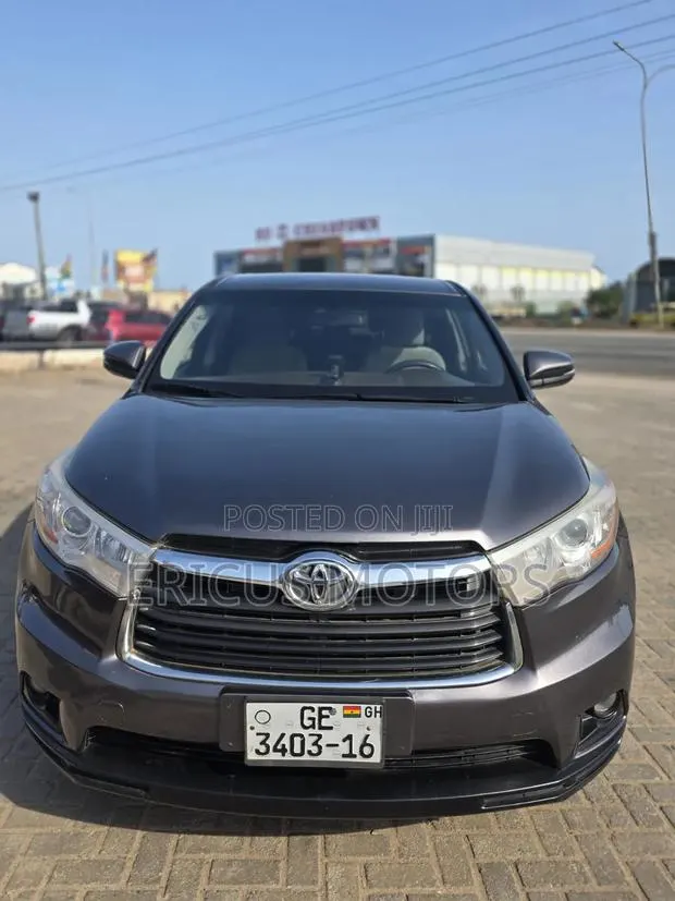 Toyota Highlander LE 4dr SUV (2.7L 4cyl 6A) 2015 Gray · Photo 1