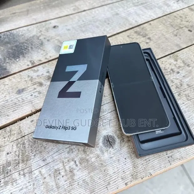 New Samsung Galaxy Z Flip 3 256 GB Black · Photo 1
