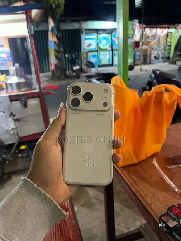 Apple iPhone 17 Pro Max 512 GB Silver · Photo 1