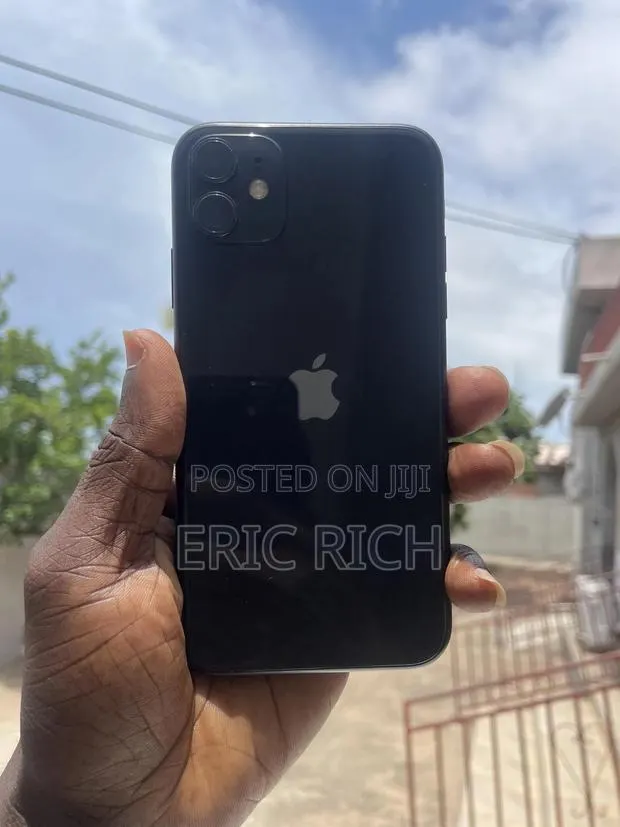 Apple iPhone 11 64 GB Black · Photo 1