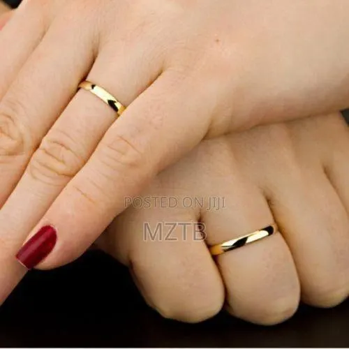 2 Pieces 4mm Stainless Steel Couple Wedding Rings - Gold · Photo 1