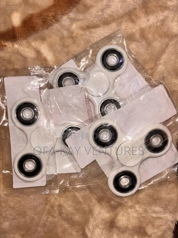 White Fidget Spinner · Photo 4