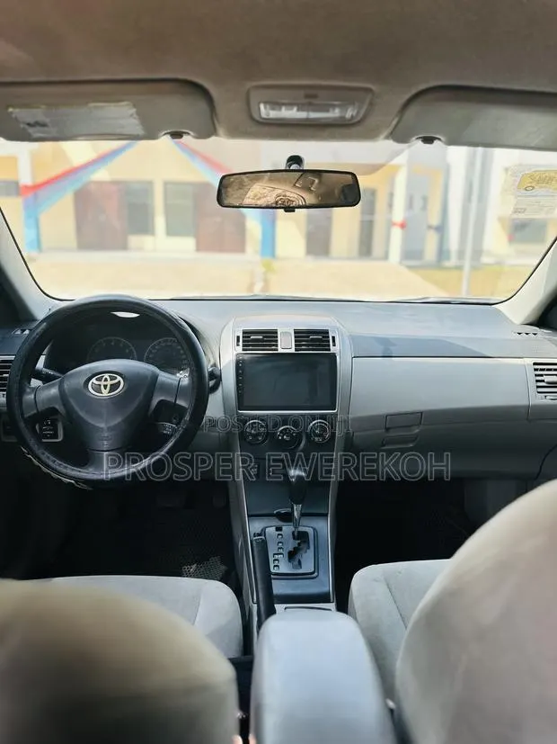 Toyota Corolla LE 4dr Sedan (1.8L 4cyl 4A) 2011 Silver · Photo 4
