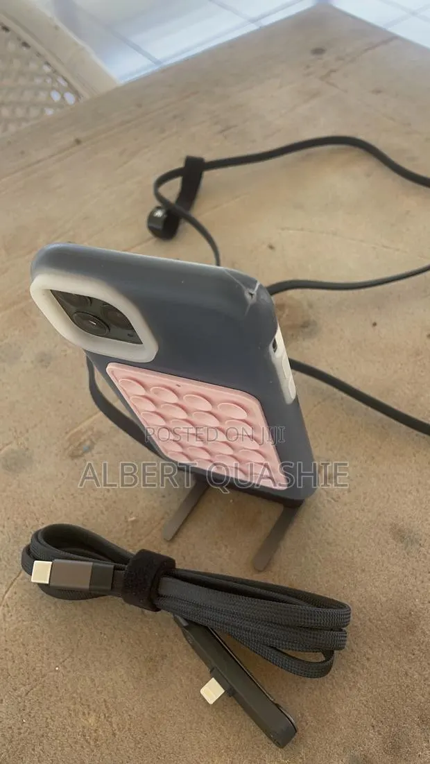 Standing iPhone Charger · Photo 1