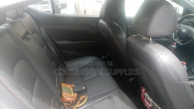 Hyundai Elantra 2018 White · Photo 1