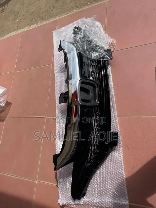 Honda Fit 18 to 20 Top Grille/Shells · Photo 1