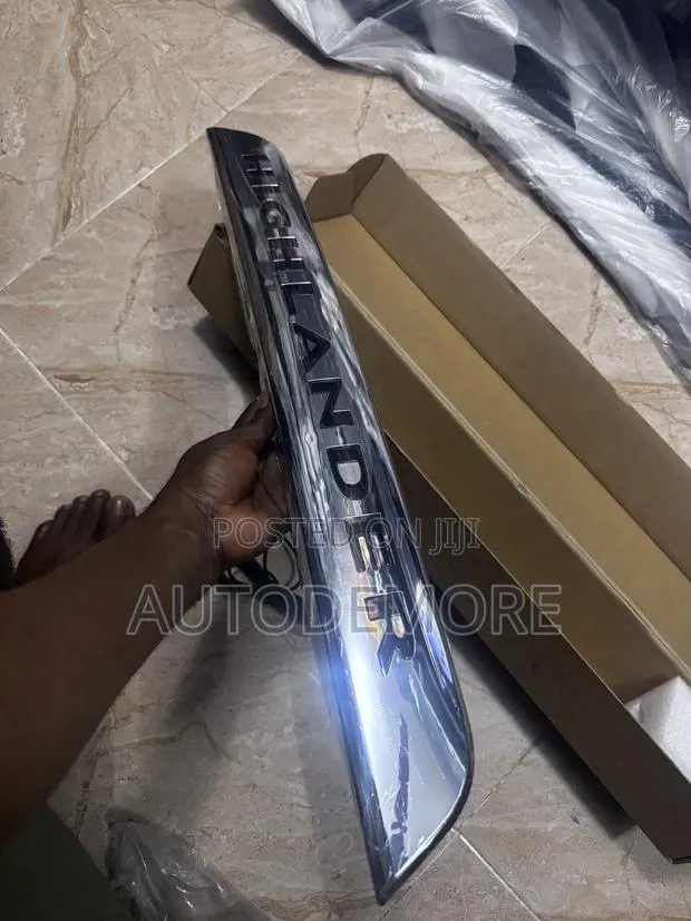 Toyota Highlander 2008-2013 Truck Tailgate Molding Led Type · Photo 2