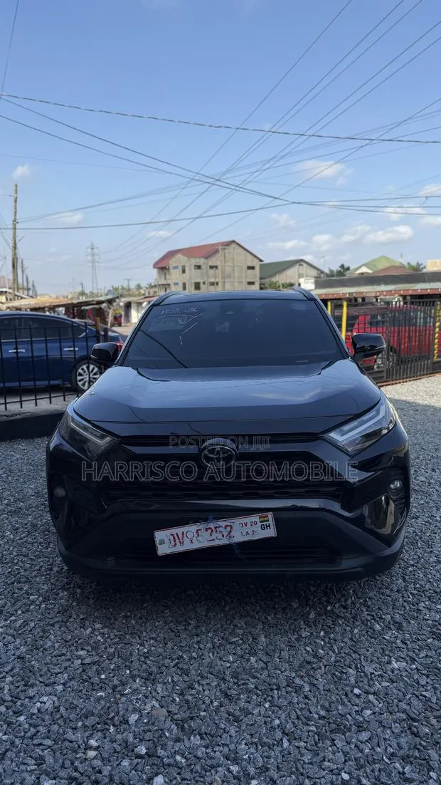 Toyota RAV4 XLE 2025 Black · Photo 1