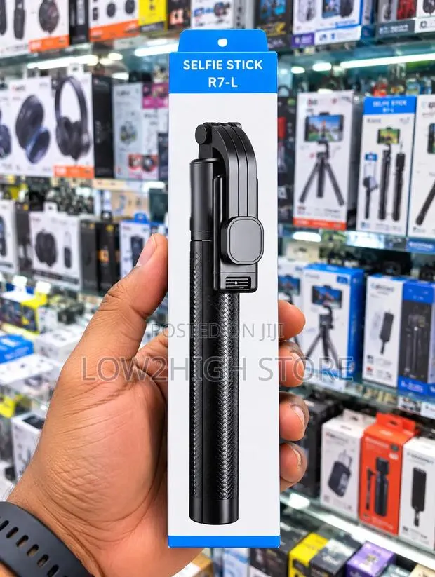 R7-L Selfie Stick Tripod With LED Light · Photo 1