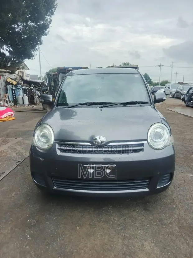 Toyota Sienta 2013 Silver · Photo 1