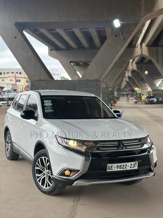 Mitsubishi Outlander SE 4dr SUV AWD (2.4L 4cyl CVT) 2015 White · Photo 1