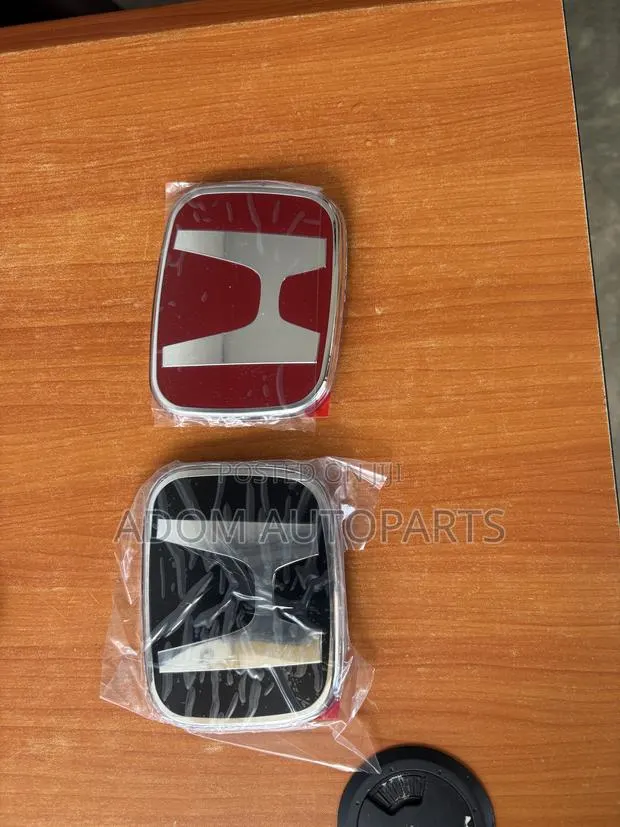Honda CRV Front Crown Logo 2017 2018 2019 2020 2021 2022 · Photo 1