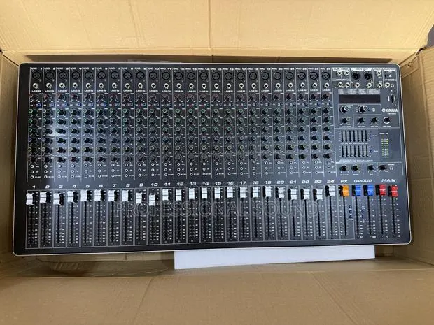Yamaha SMX-2400 24-Channel Professional Analog Audio Mixer · Photo 1