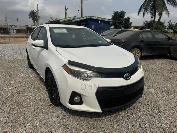 Toyota Corolla S 4dr Sedan (1.8L 4cyl CVT) 2015 White · Photo 1