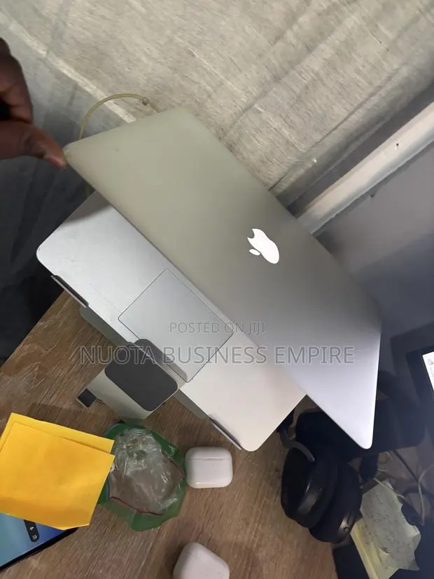 Laptop Apple MacBook Air 4GB Intel Core i5 SSD 256GB · Photo 1