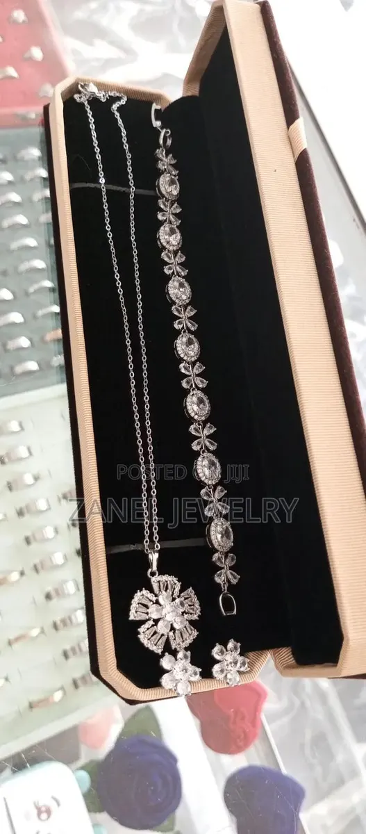 Elegant Zirconia Jewelry Set · Photo 1