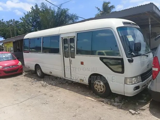 Toyota Coaster 2010 White · Photo 1