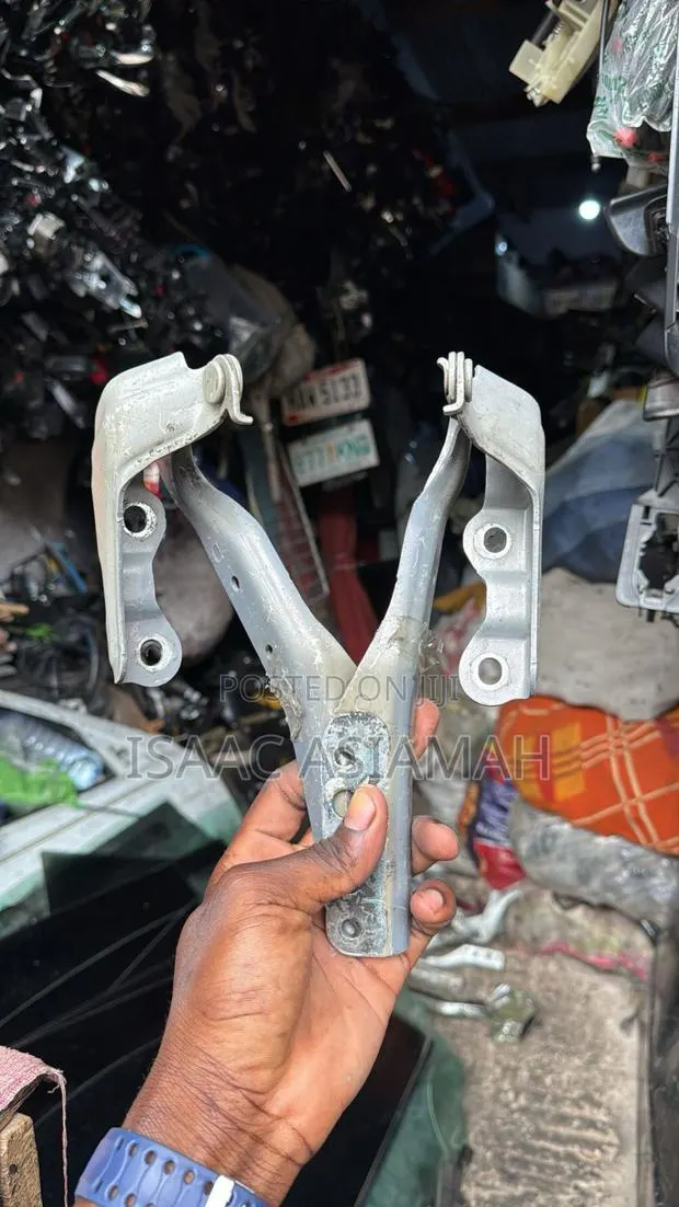 Honda CRV 2023,2024,2025 Bonnet Hinges / Inches · Photo 1