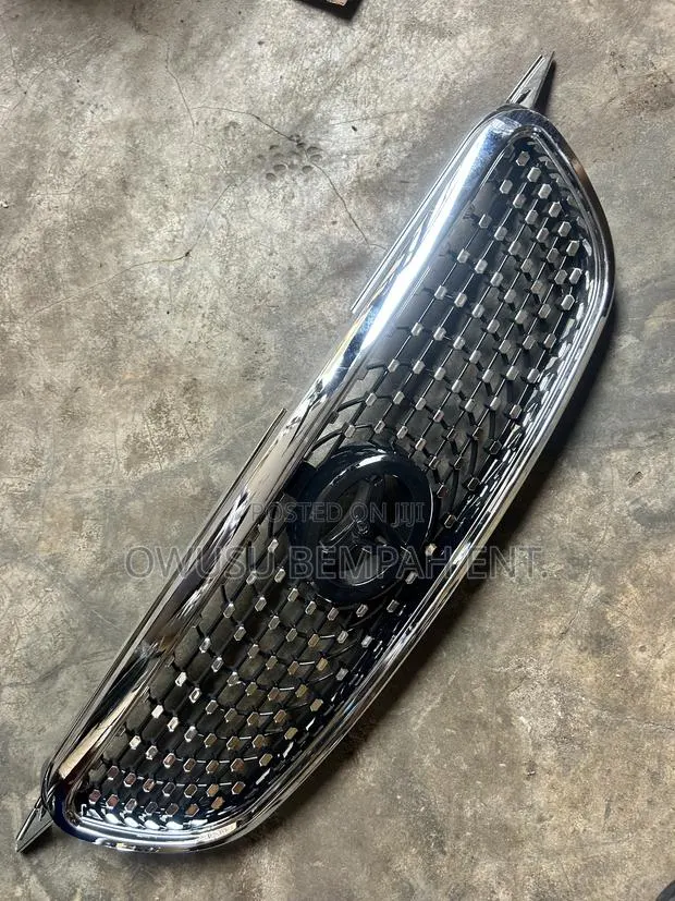 Toyota Corolla 2003-2007 Diamond Front Grille · Photo 1