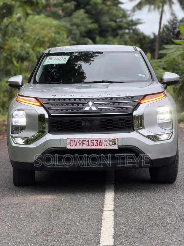 Mitsubishi Outlander 2022 Gray · Photo 1