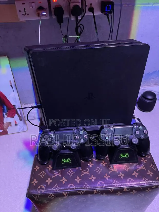 PS4 Slim Jailbreak With 10+ Games 2 Original Controler Cooler/Charger · Photo 1