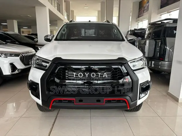 New Toyota Hilux 2025 White · Photo 1