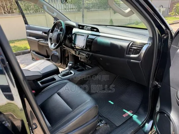 Toyota Hilux SR5+ 4x4 2019 Black · Photo 1