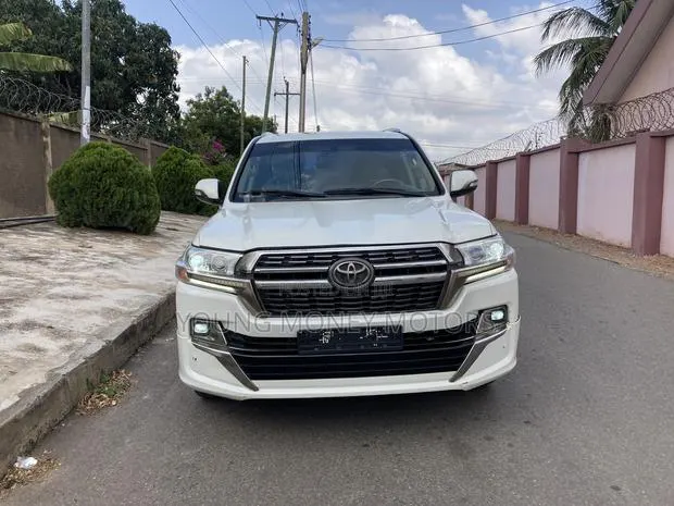 Toyota Land Cruiser 2012 Off white · Photo 1
