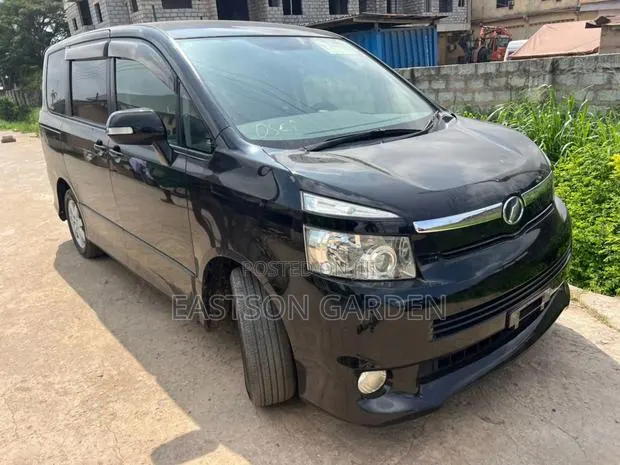 Toyota Voxy 2012 Black · Photo 4