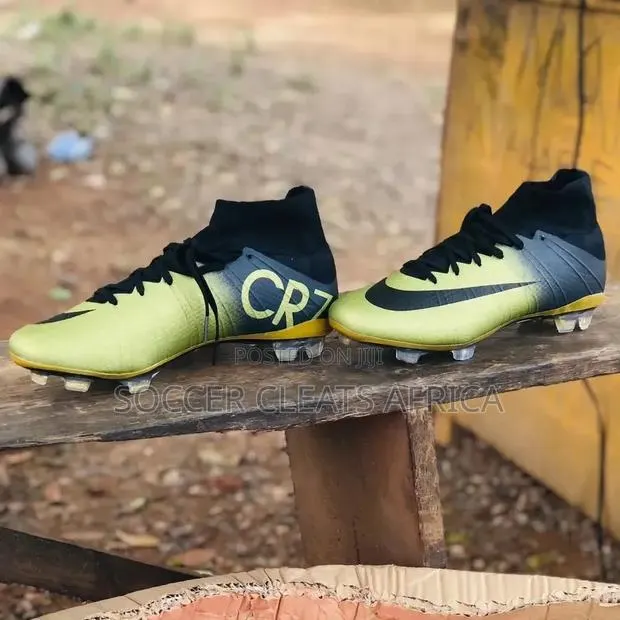 Football Shoes · Photo 1