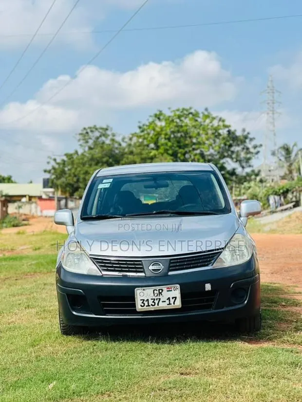 Nissan Versa 1.8 S Hatchback 2010 Silver · Photo 1