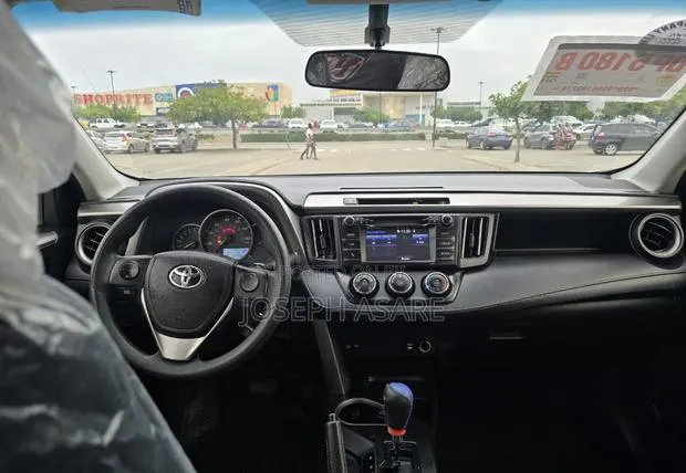 Toyota RAV4 2018 White · Photo 1