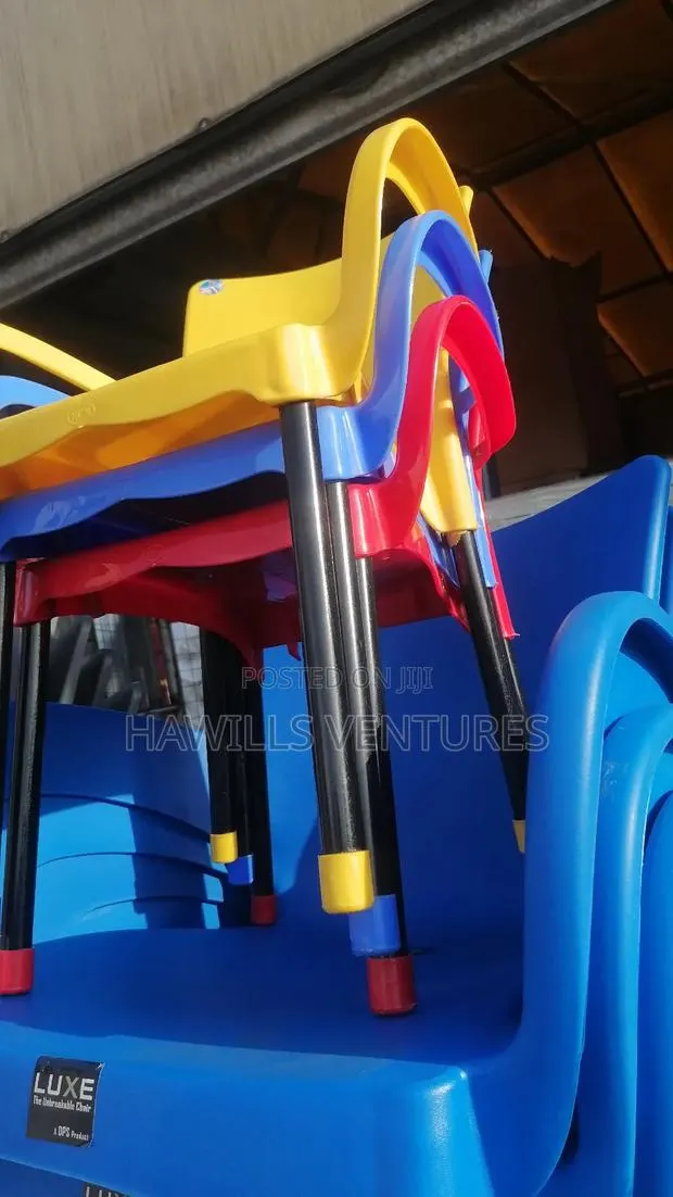 Kid's Plastic Chair · Photo 1