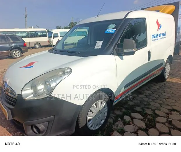 Opel Vivaro 2014 White · Photo 1