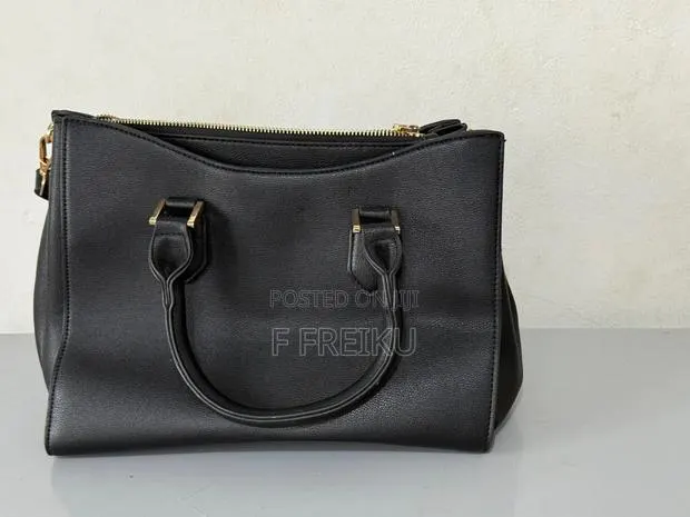 Stylish Black Handbag · Photo 1