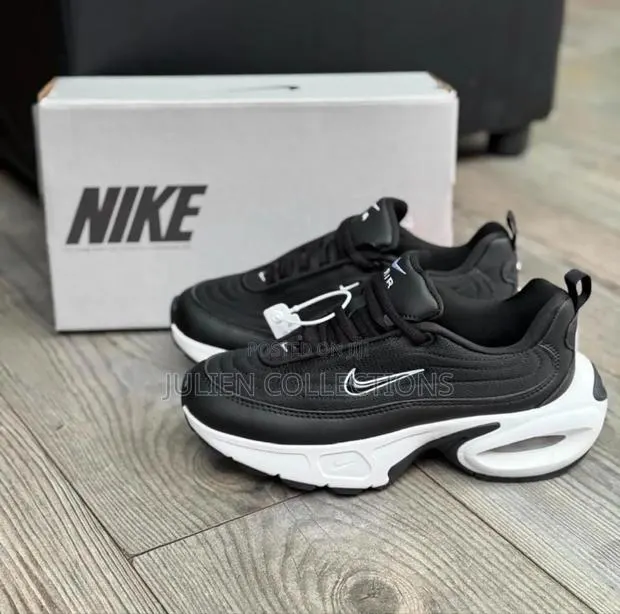 Nike Air Max Portal Trainers Black N White · Photo 1