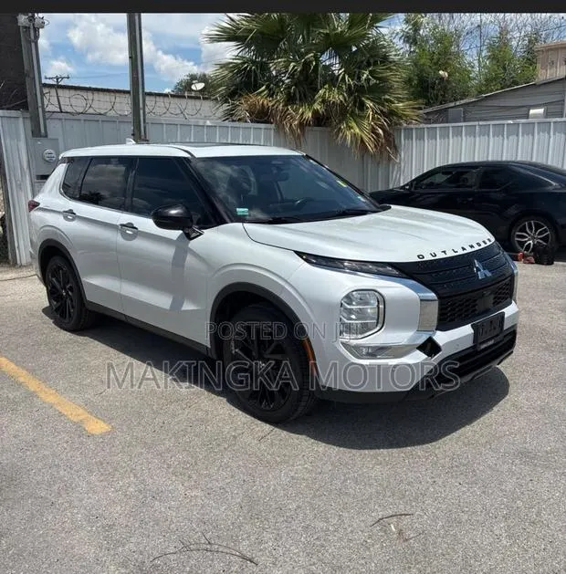 Mitsubishi Outlander SEL Launch Edition 2022 White · Photo 1