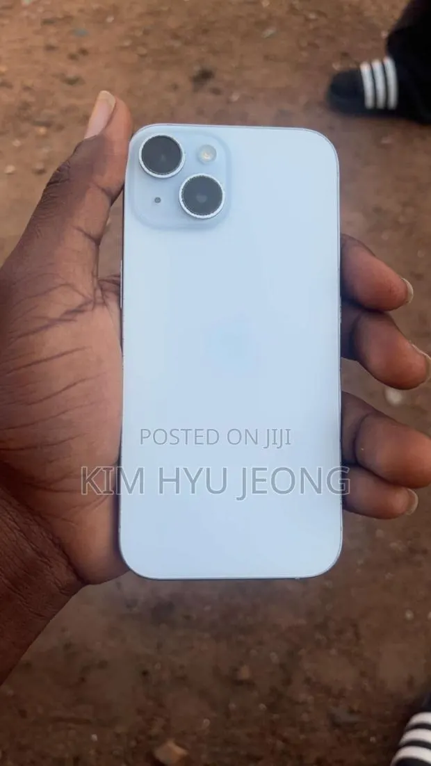 Apple iPhone 15 128 GB White · Photo 1